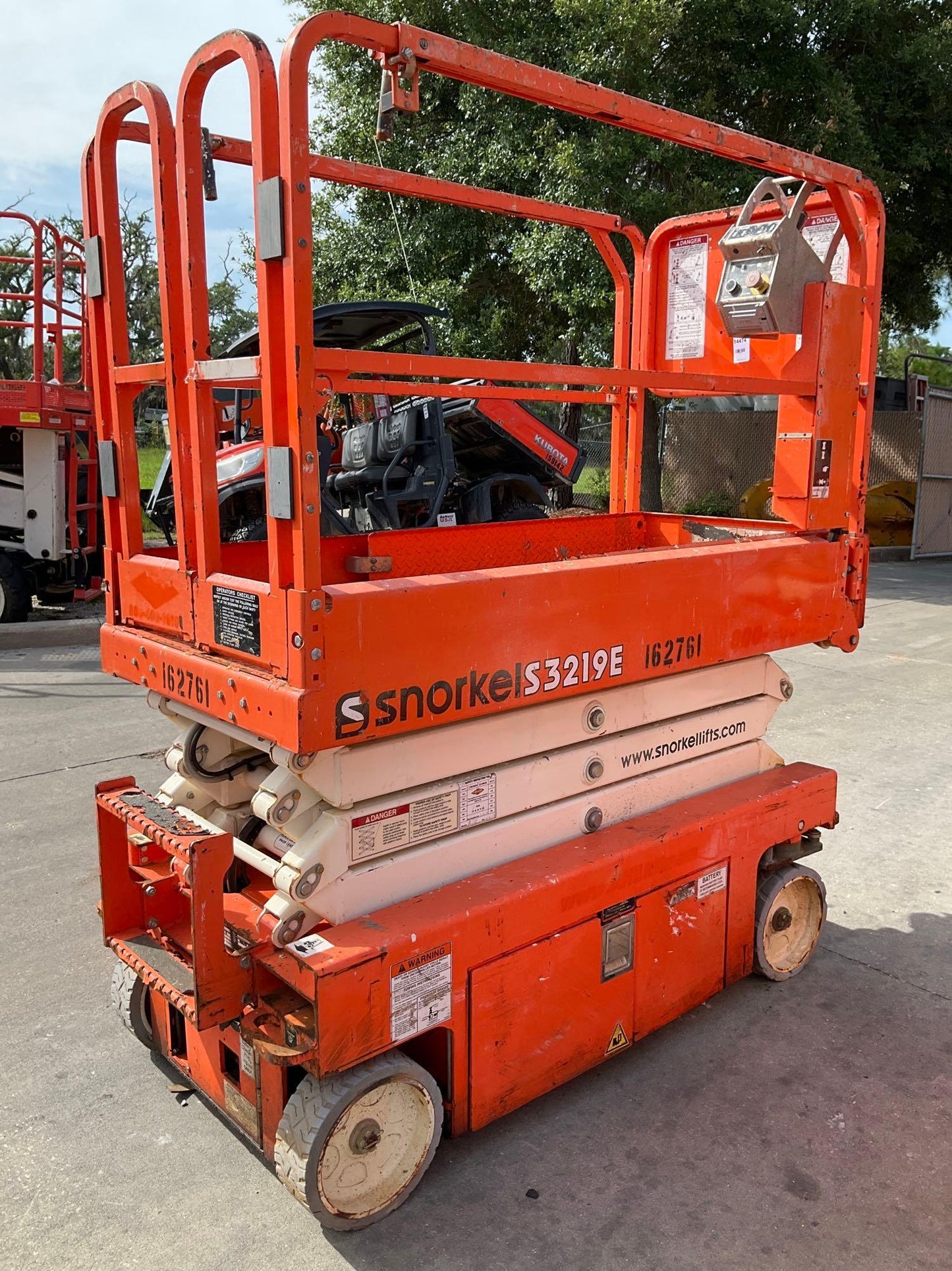 ELECTRIC, APPROX MAX PLATFORM HEIGHT 19FT, NON MARKING TIRES, BUILT IN BATTERY CHARGER, RUNS & OPERATES