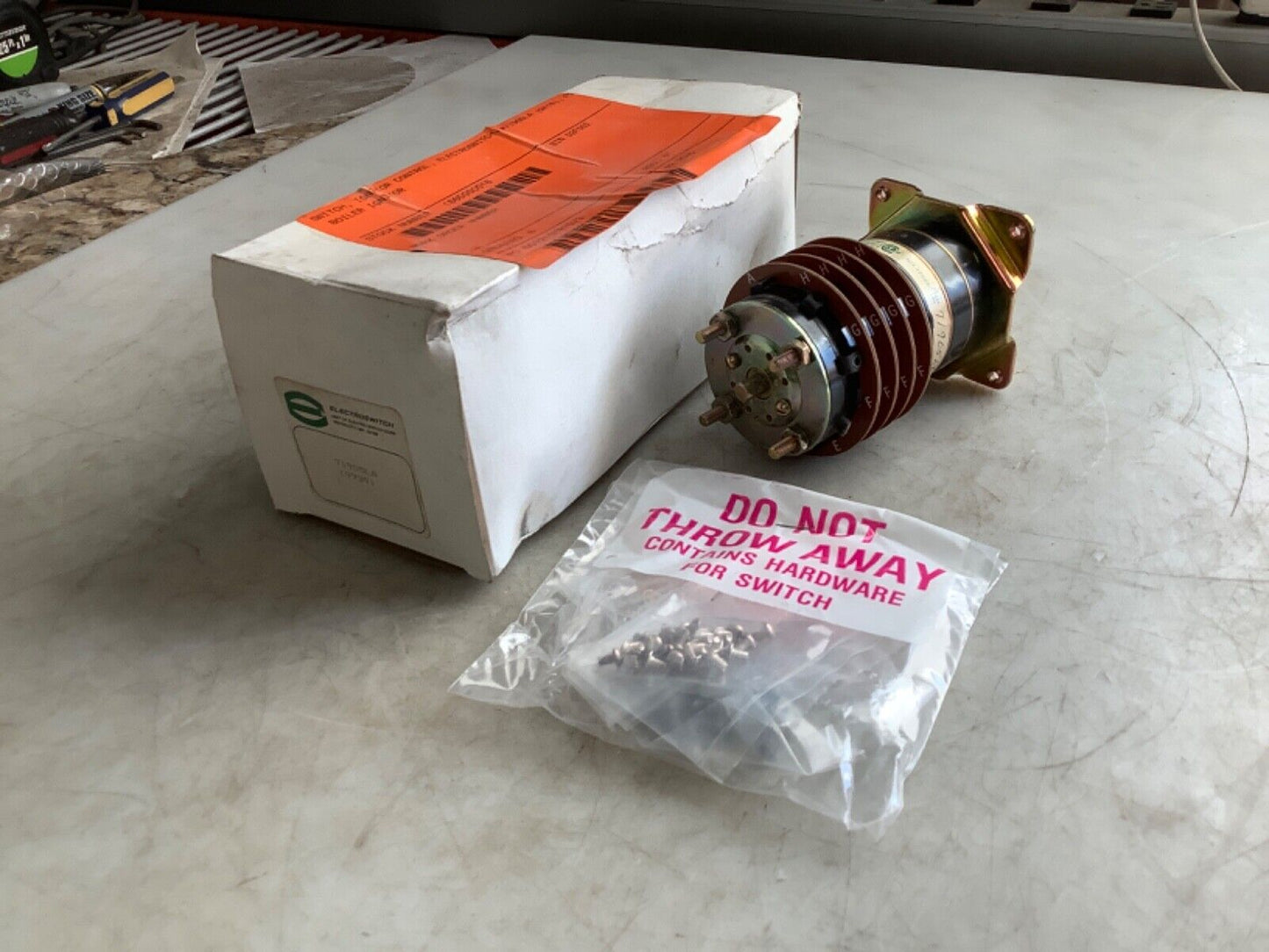 ELECTROSWITCH 71905LA 9739 LOCK OUT SWITCH 10A 125VAC 678