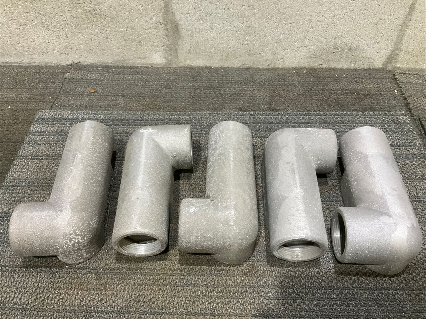 CROUSE-HINDS LR57 1 1/2” RIGID CONDUIT BODY 678 LOT OF 5