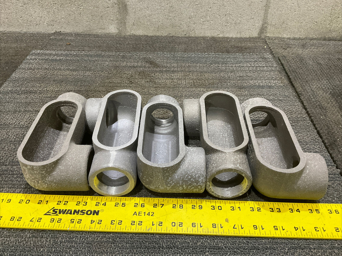 CROUSE-HINDS LR57 1 1/2” RIGID CONDUIT BODY 678 LOT OF 5