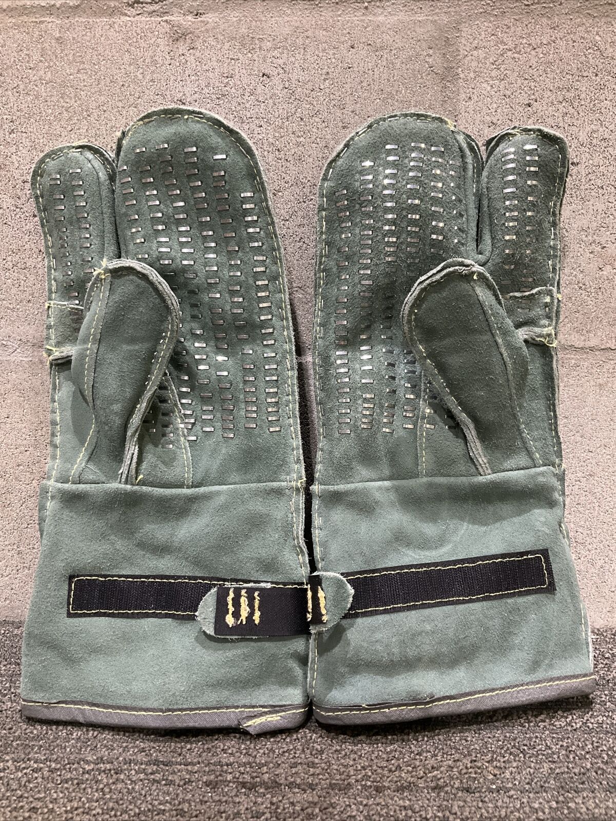 MAGID ONE FINGER WELDING MITT W/ CARBO FLEX LINING PAIR 222 6820DPTSV
