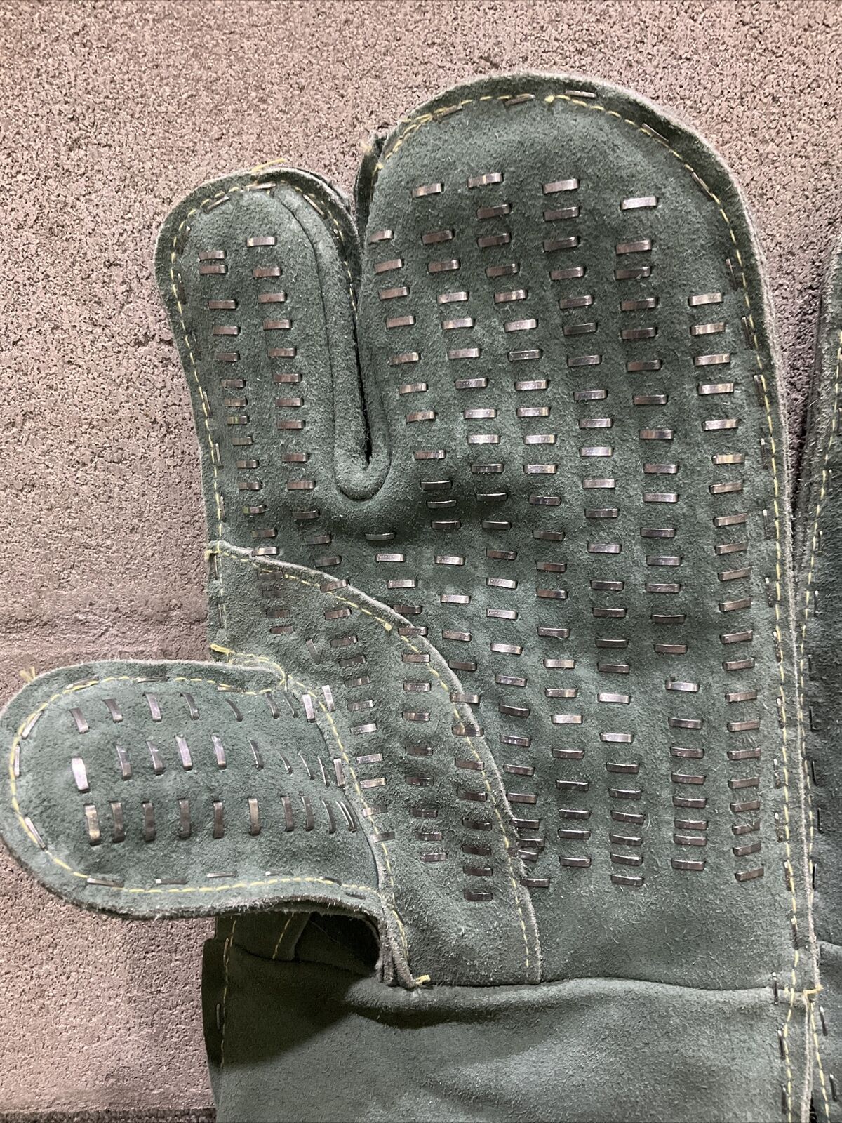 MAGID ONE FINGER WELDING MITT W/ CARBO FLEX LINING PAIR 222 6820DPTSV