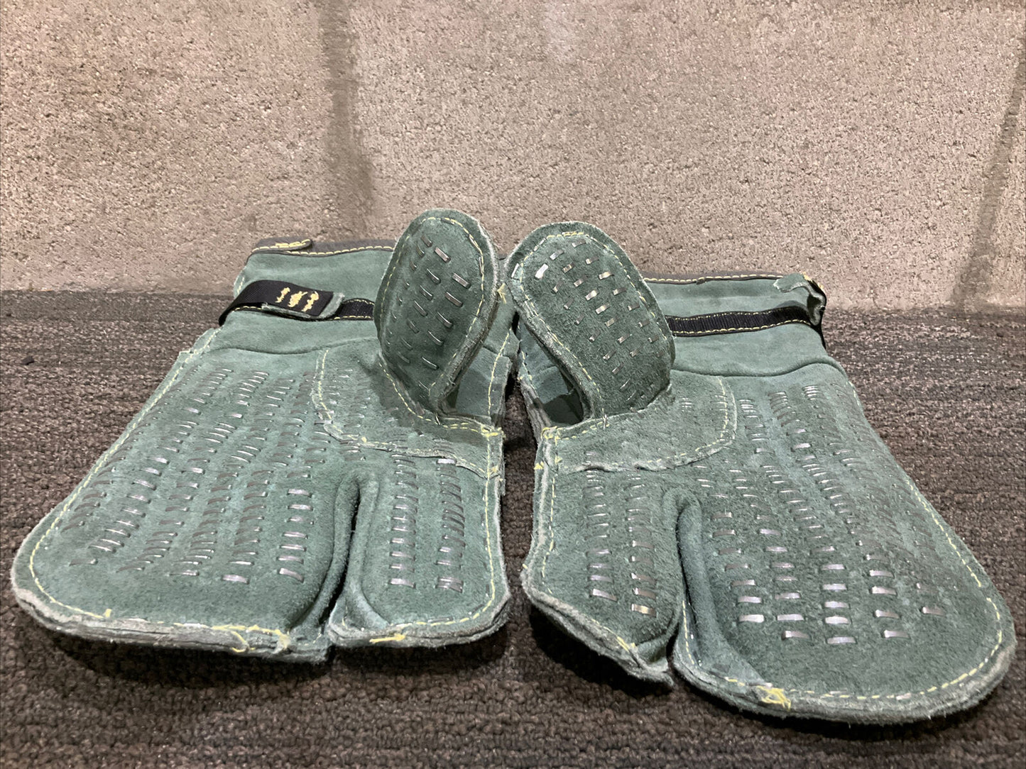 MAGID ONE FINGER WELDING MITT W/ CARBO FLEX LINING PAIR 222 6820DPTSV