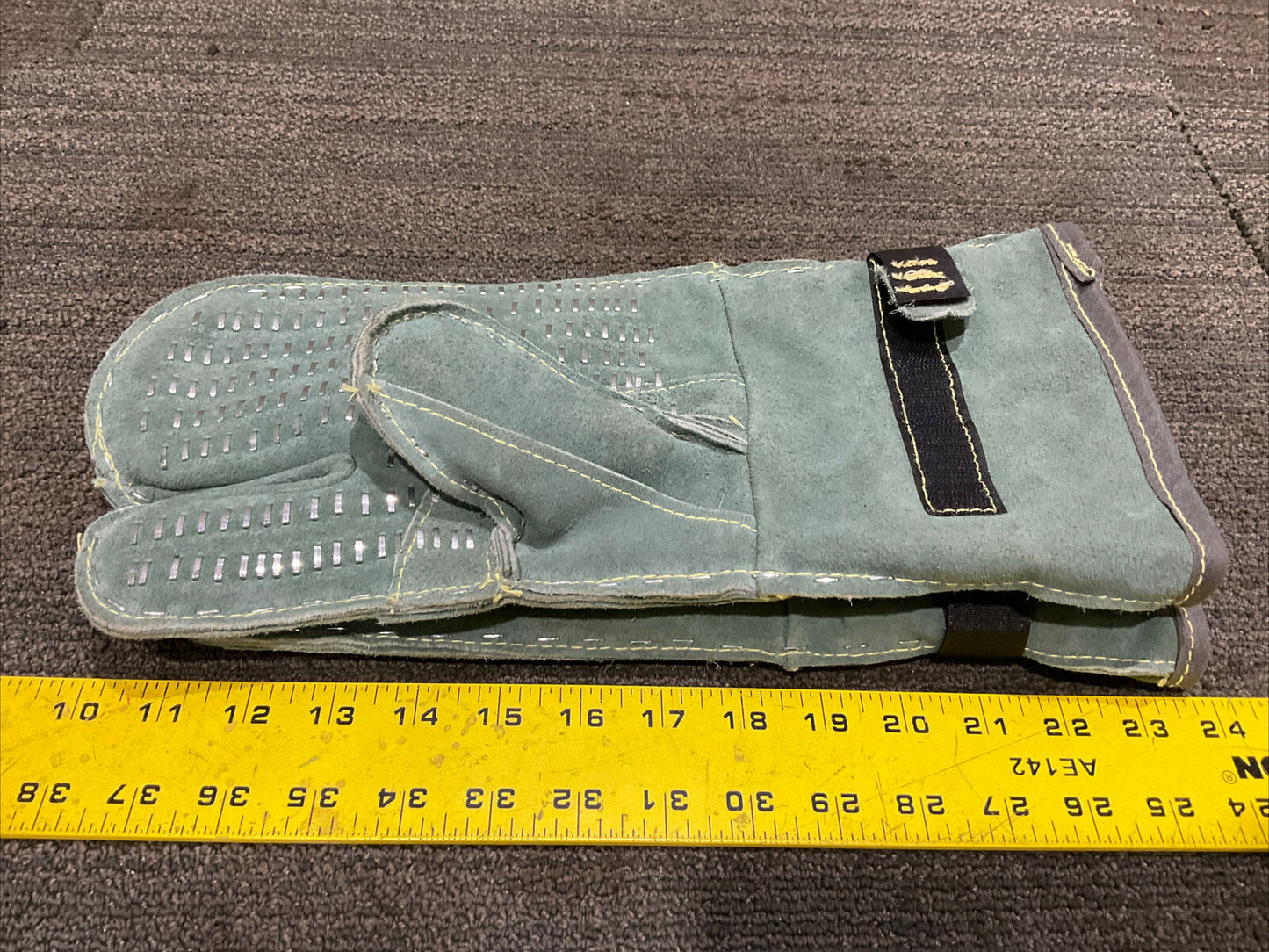 MAGID ONE FINGER WELDING MITT W/ CARBO FLEX LINING PAIR 222 6820DPTSV