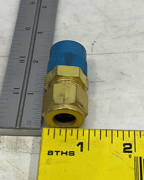 SWAGELOK B-10M0-1-8 MALE CONNECTOR LOT OF 2 476