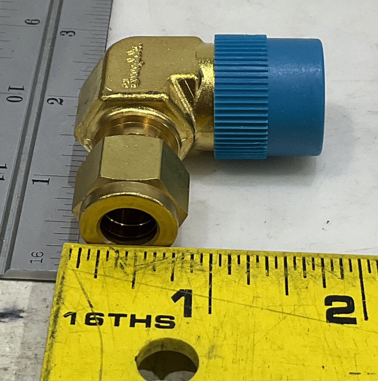 SWAGELOK B-600-2-8 MALE ELBOW LOT OF 10 373