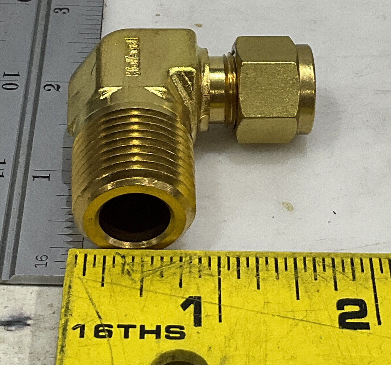 SWAGELOK B-600-2-8 MALE ELBOW LOT OF 10 373