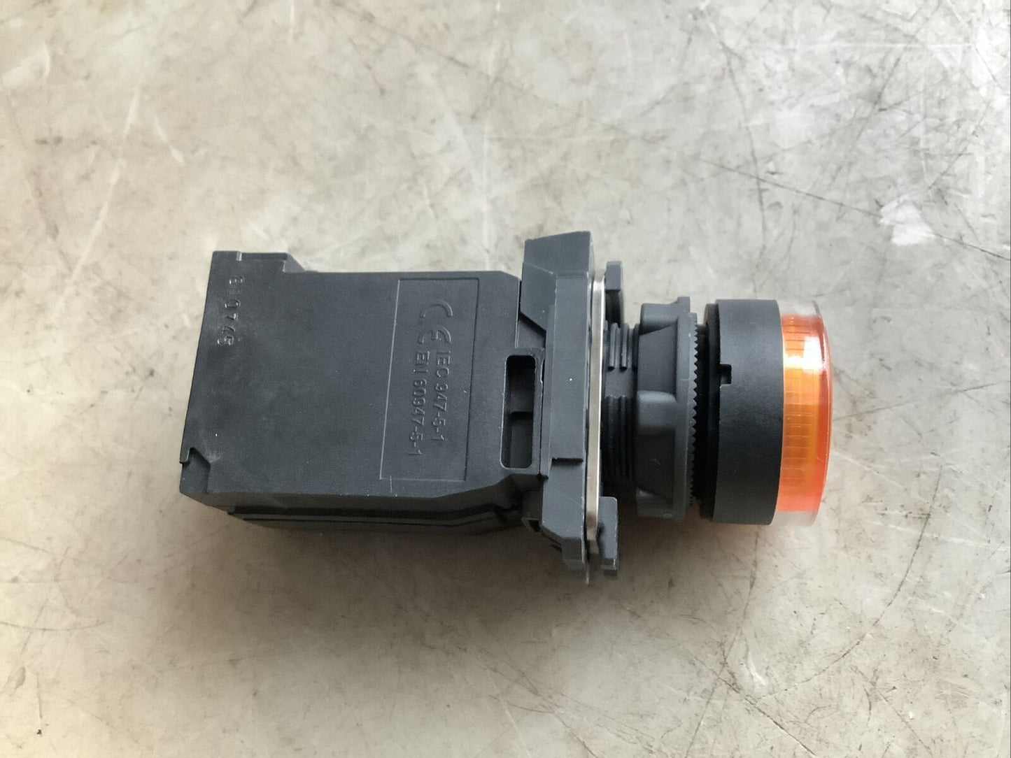 TELEMECANIQUE XB5AW3535 AMBER PUSH BUTTON 87YZ