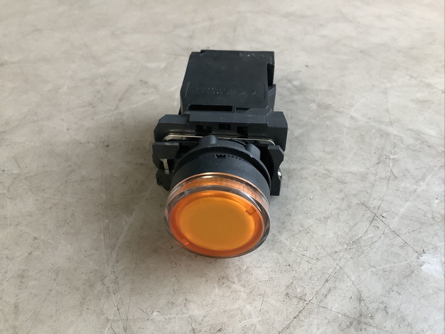 TELEMECANIQUE XB5AW3535 AMBER PUSH BUTTON 87YZ