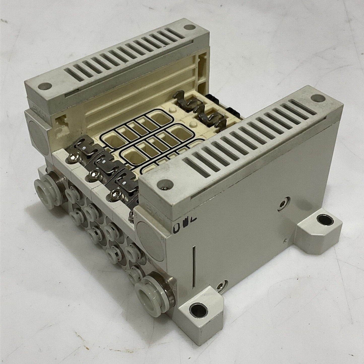 SMC VV5Q21-04C4FS0-S-X50US BASE MOUNTED MANIFOLD U3S