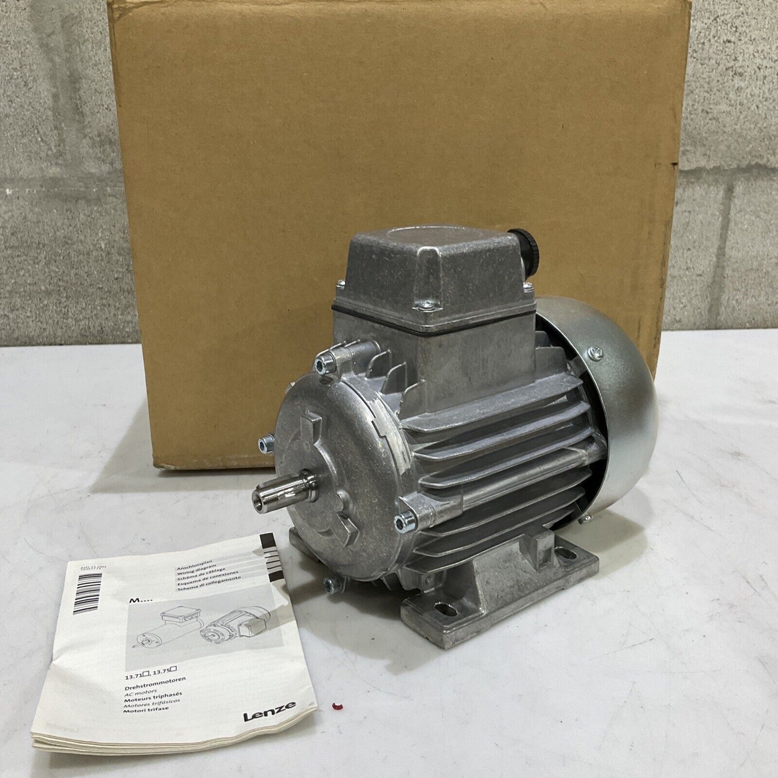 LENZE D-32699 13.750.65.1.3.0 PHASE MOTOR 180W 230/400 VAC 50 HZ 3