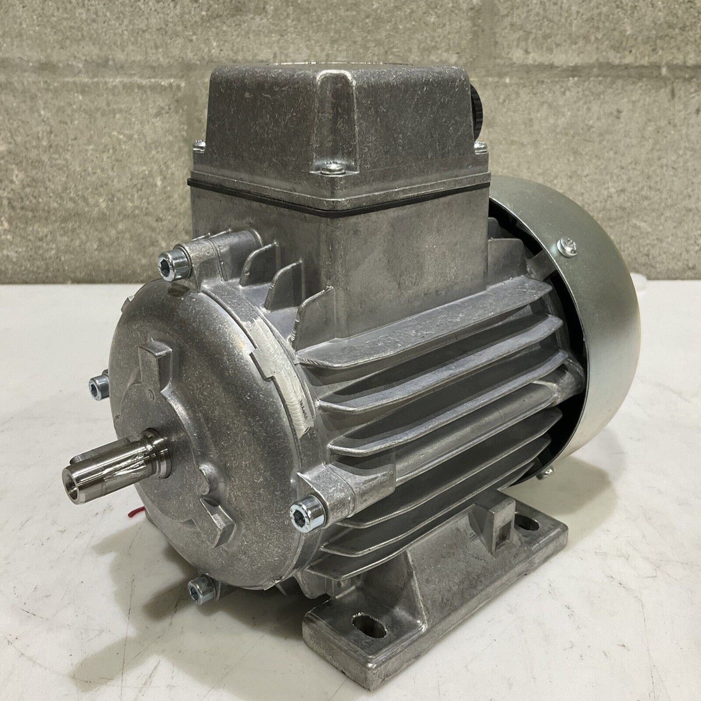 LENZE D-32699 13.750.65.1.3.0 PHASE MOTOR 180W 230/400 VAC 50 HZ 3 AC U3S