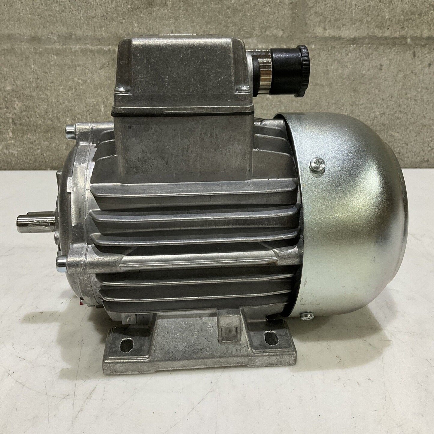 LENZE D-32699 13.750.65.1.3.0 PHASE MOTOR 180W 230/400 VAC 50 HZ 3 AC U3S