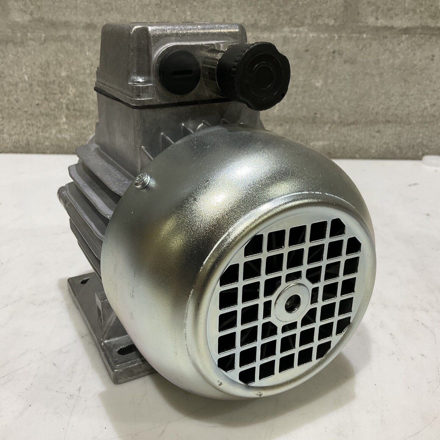 LENZE D-32699 13.750.65.1.3.0 PHASE MOTOR 180W 230/400 VAC 50 HZ 3 AC U3S