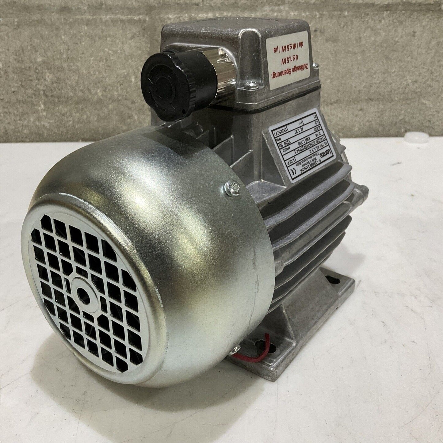 LENZE D-32699 13.750.65.1.3.0 PHASE MOTOR 180W 230/400 VAC 50 HZ 3 AC U3S