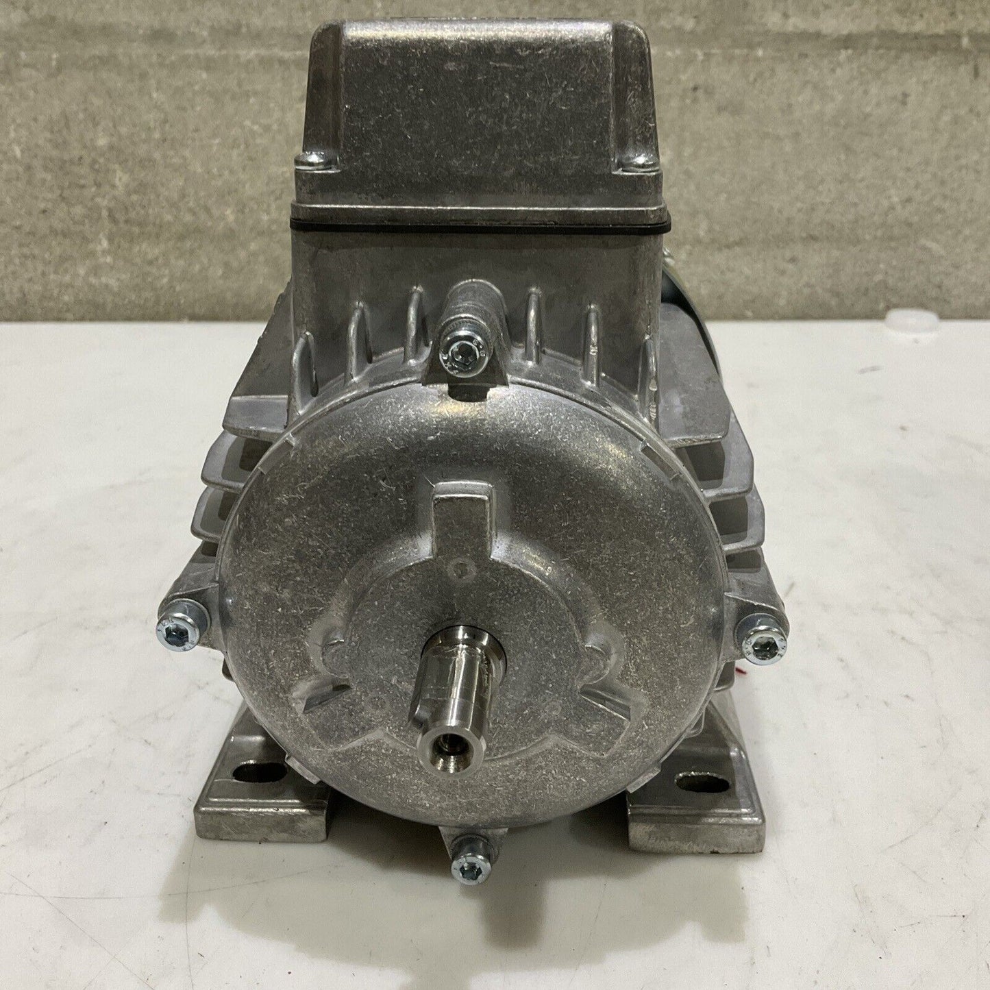 LENZE D-32699 13.750.65.1.3.0 PHASE MOTOR 180W 230/400 VAC 50 HZ 3 AC U3S