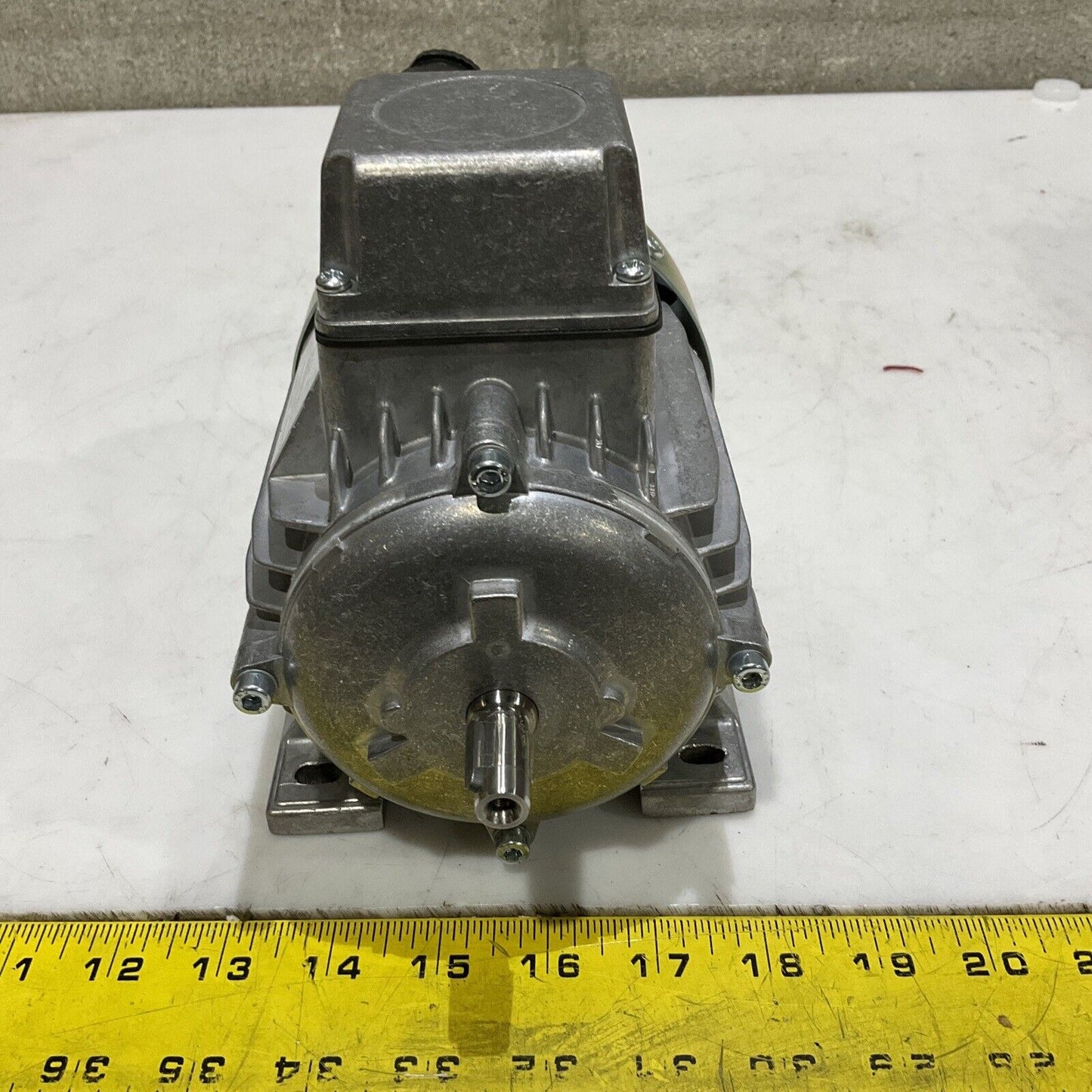 LENZE D-32699 13.750.65.1.3.0 PHASE MOTOR 180W 230/400 VAC 50 HZ 3 AC U3S