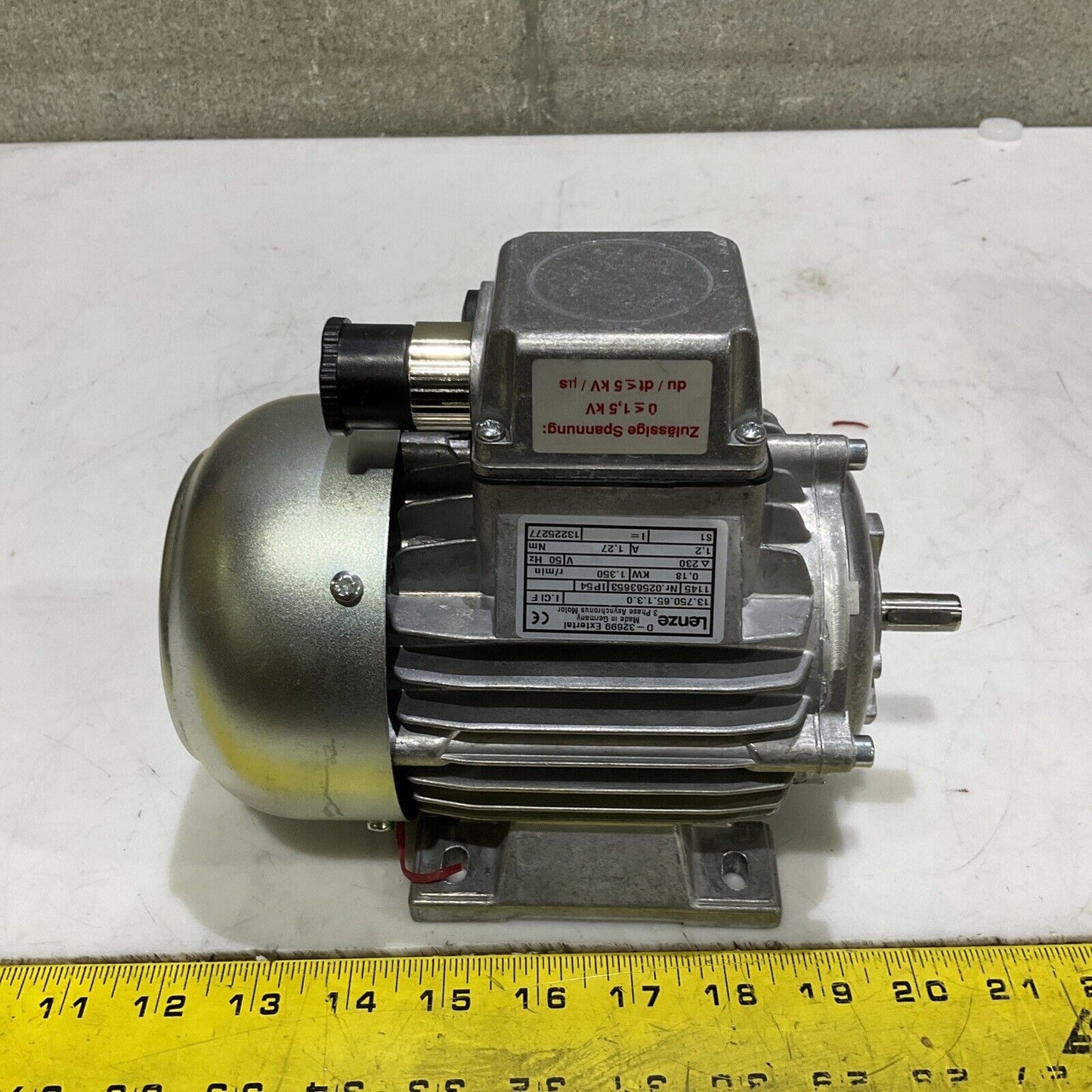 LENZE D-32699 13.750.65.1.3.0 PHASE MOTOR 180W 230/400 VAC 50 HZ 3 AC U3S