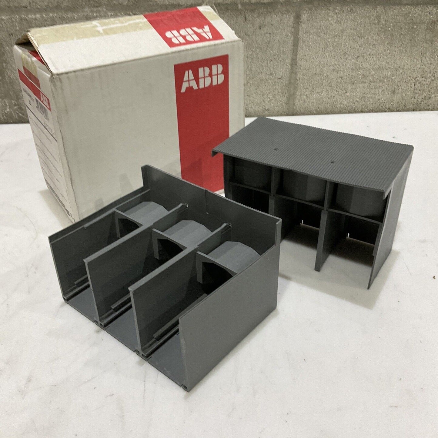 ABB KT5HTC-3 1SDA054960R1 TERMINAL CIRCUIT BREAKER COVER 3 POLE LOT OF 2 U3S