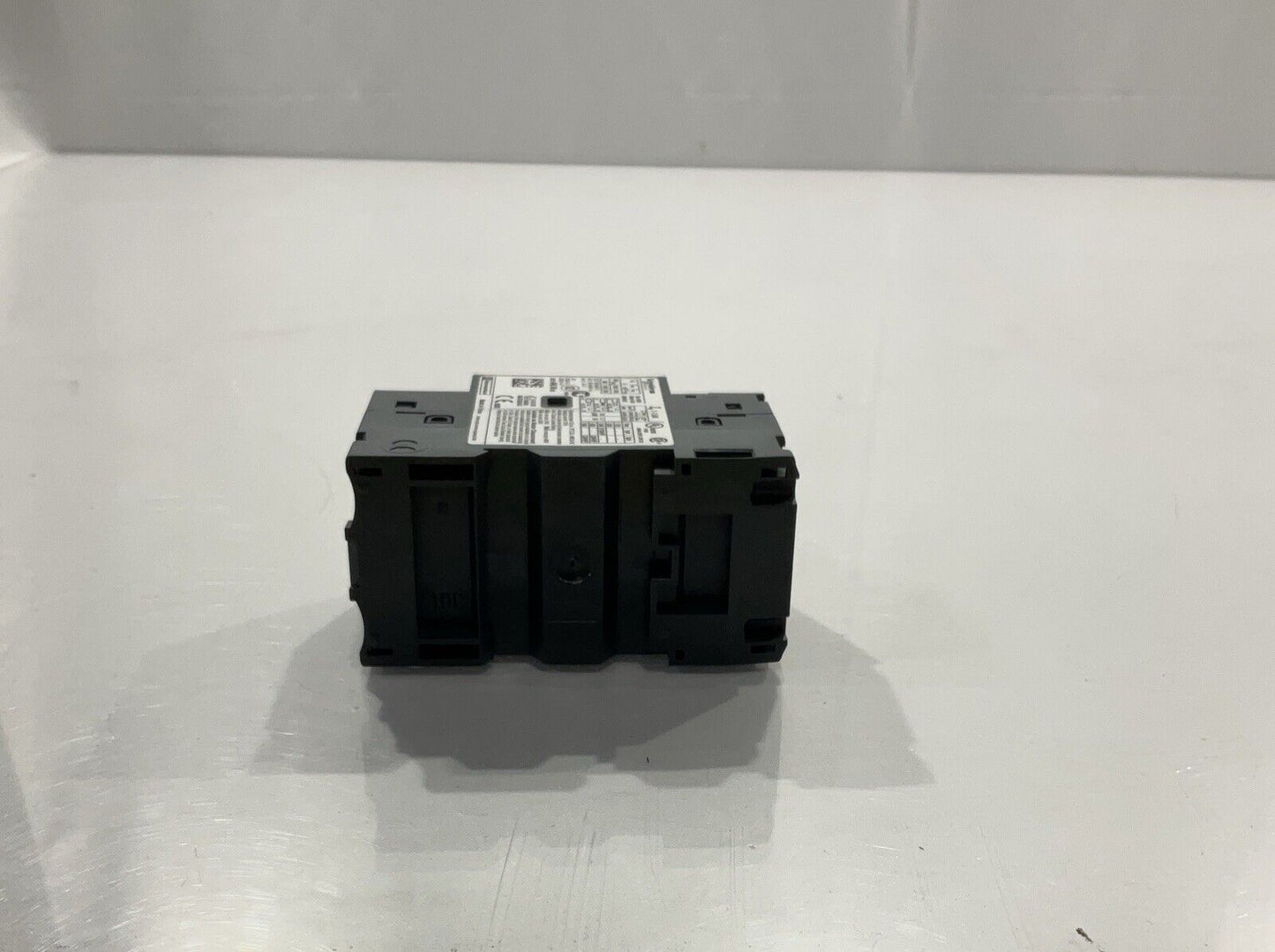 SCHNEIDER ELECTRIC GV2ME06 MANUAL STARTER 690V LOT OF 3 U3S