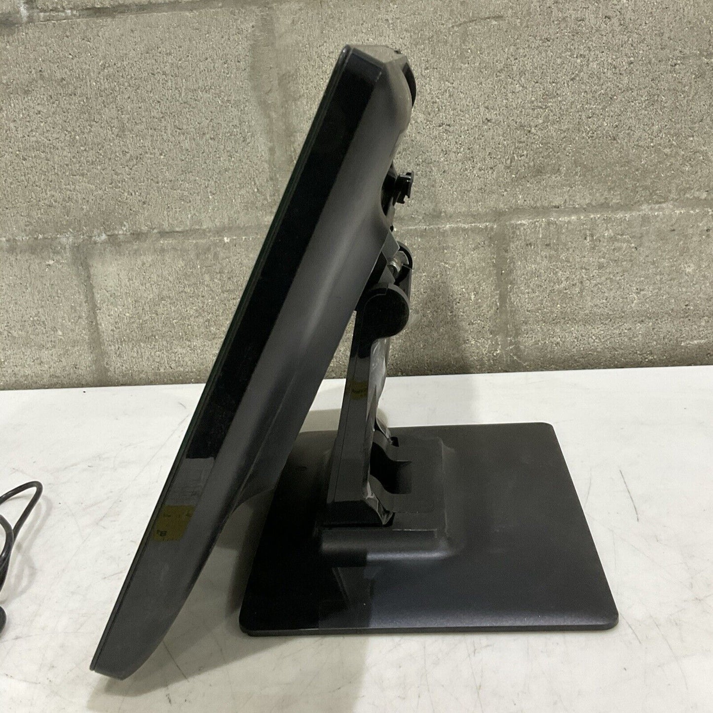 ELO TOUCH SOLUTIONS E785229 LCD TOUCH MONITOR ET1723L-8UWA-1-BL-MT-ZB-G U3S