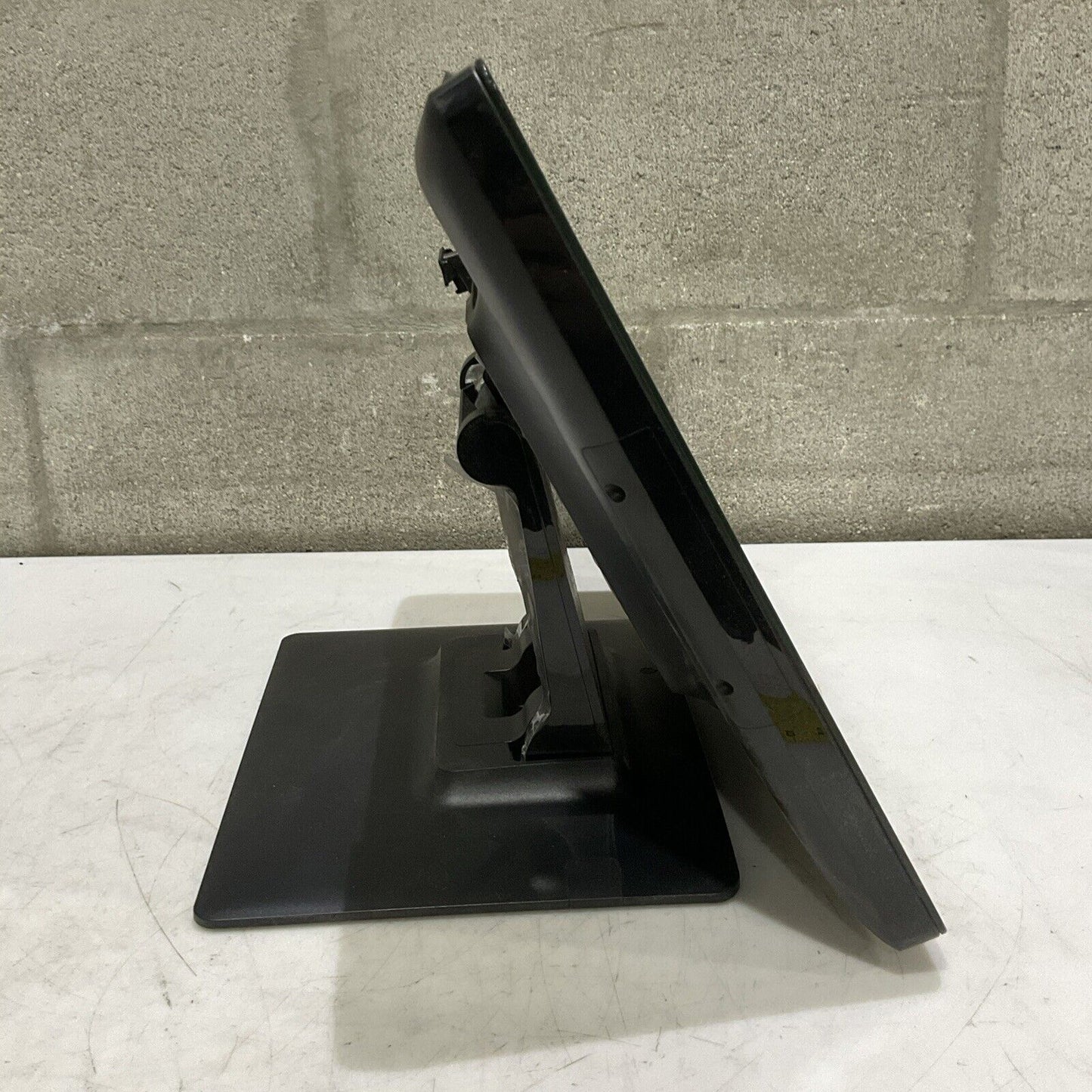 ELO TOUCH SOLUTIONS E785229 LCD TOUCH MONITOR ET1723L-8UWA-1-BL-MT-ZB-G U3S