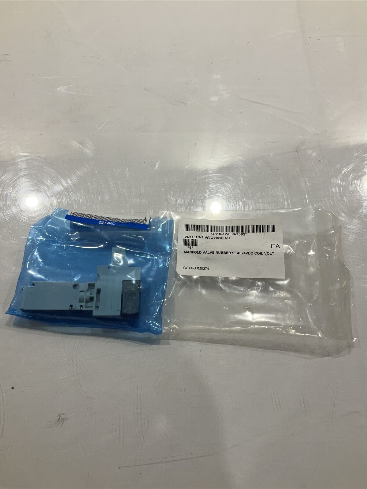 SMC VQ1101N-51 MANFOLD VALVE, RUBBER 24VDC LOT OF 4 U3S