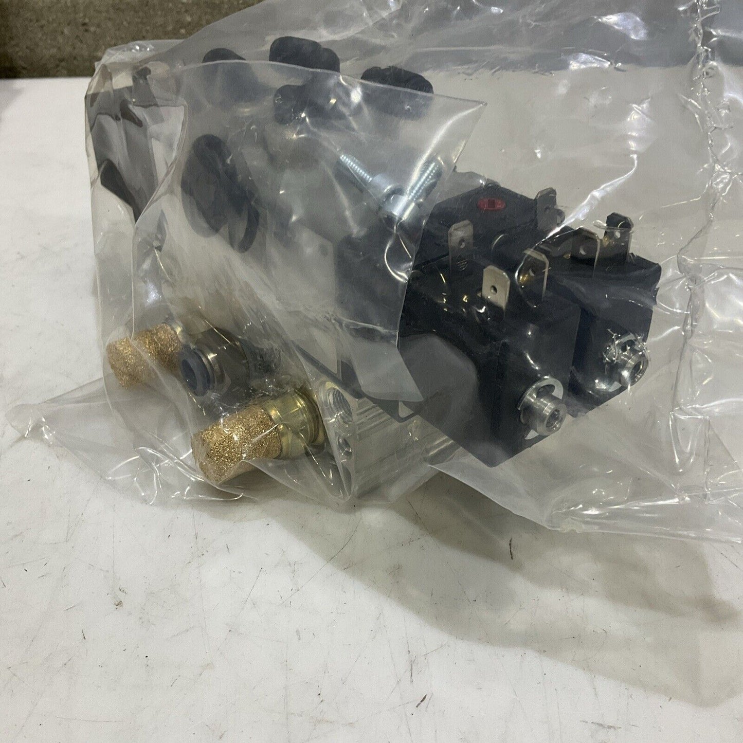 IMI NORGREN V61R511A-A213JA PNEUMATIC VALVE145 PSIG 14 F-122F U3S