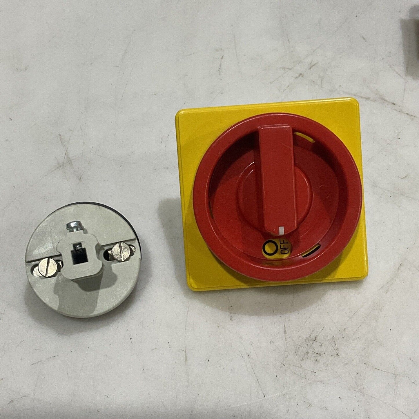 EEC AEG 31990755 E D1-3D 3 SD8-RG EMERGENCY DISCONNECT SWITCH U4M