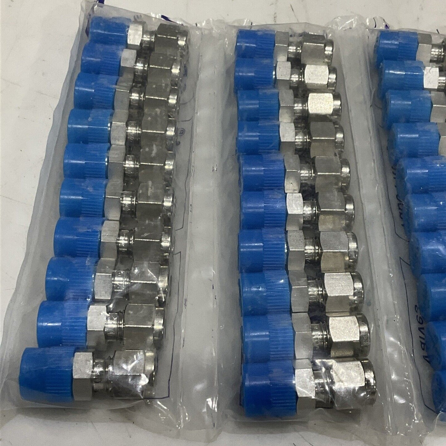 DK-LOK DMC-4-4N-S MALE STEEL CONNECTOR 1/4” TUBE X 1/4 NPT S316 LOT OF 70 G7T
