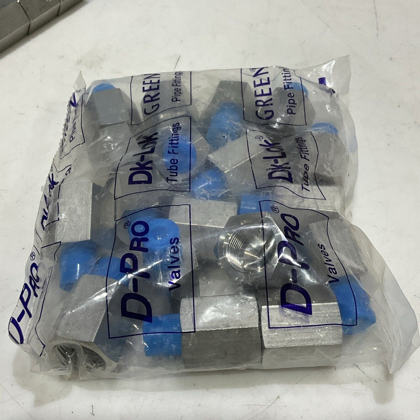 DK-LOK GABMF4-8N-S REDUCING ADAPTER NPT 1/4 NPT SS316 LOT OF 35 G7T