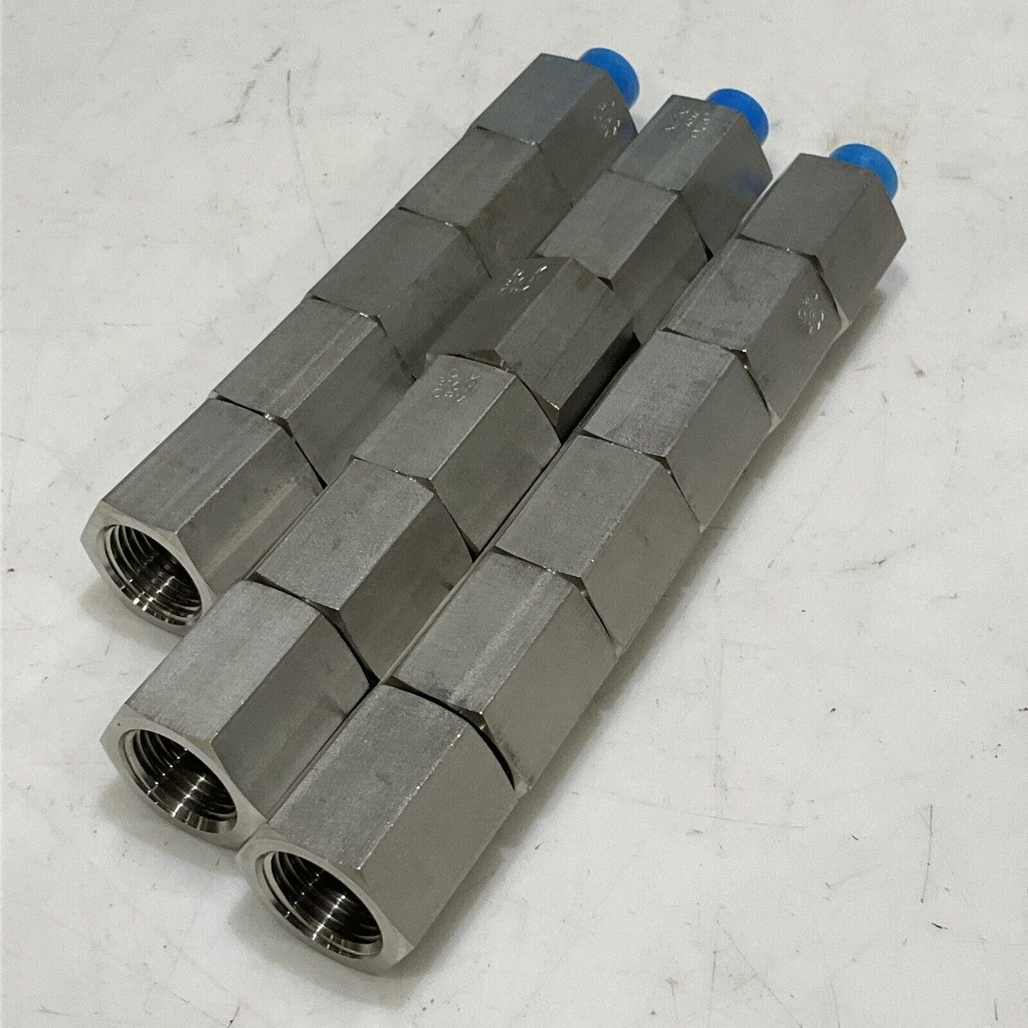 DK-LOK GABMF4-8N-S REDUCING ADAPTER NPT 1/4 NPT SS316 LOT OF 35 G7T
