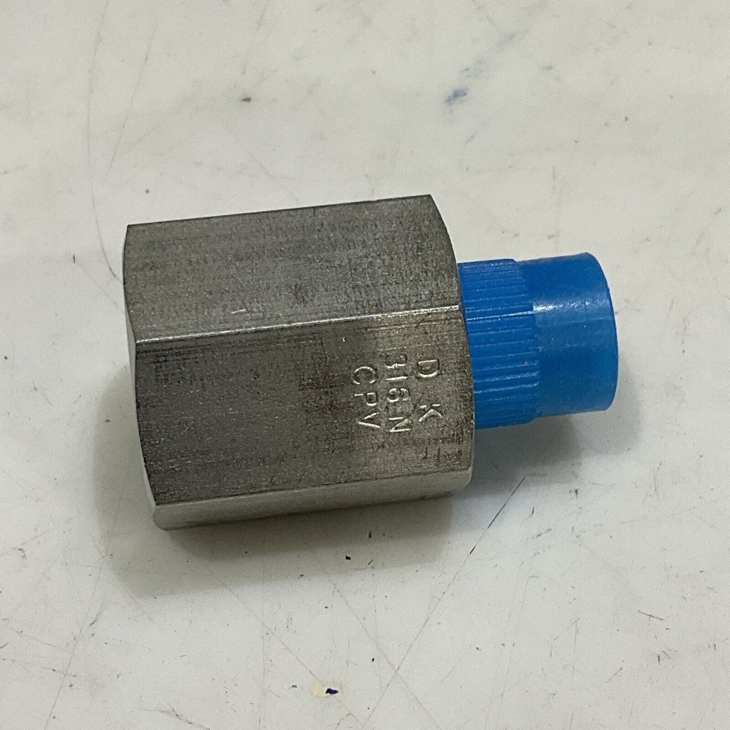 DK-LOK GABMF4-8N-S REDUCING ADAPTER NPT 1/4 NPT SS316 LOT OF 35 G7T