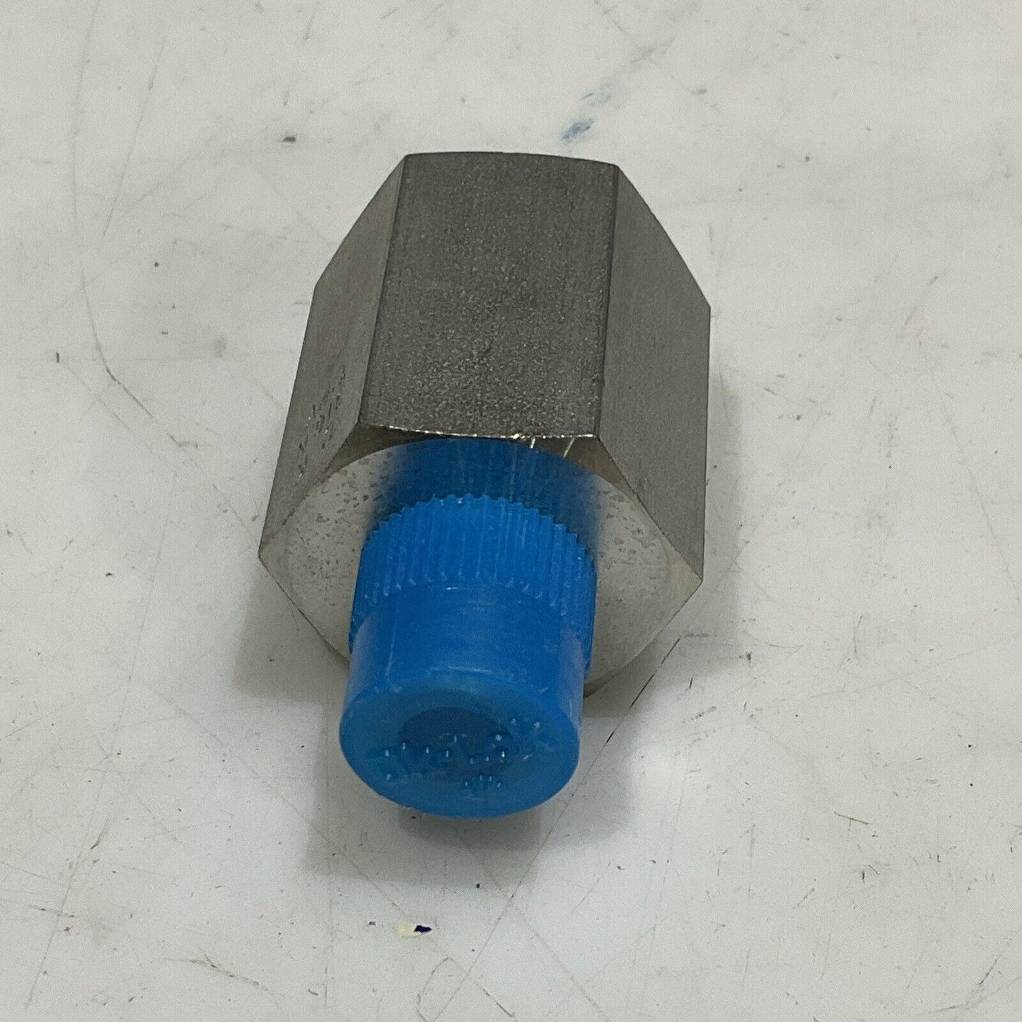 DK-LOK GABMF4-8N-S REDUCING ADAPTER NPT 1/4 NPT SS316 LOT OF 35 G7T