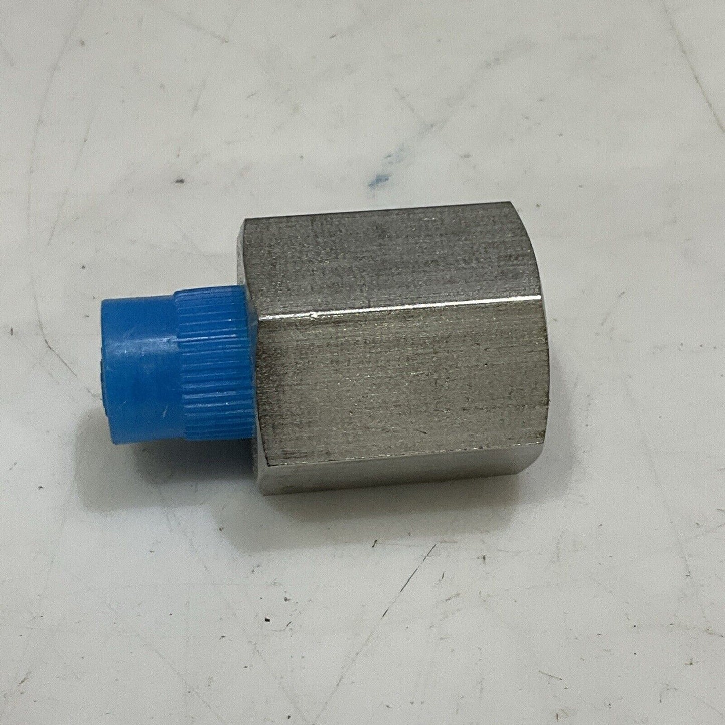 DK-LOK GABMF4-8N-S REDUCING ADAPTER NPT 1/4 NPT SS316 LOT OF 35 G7T