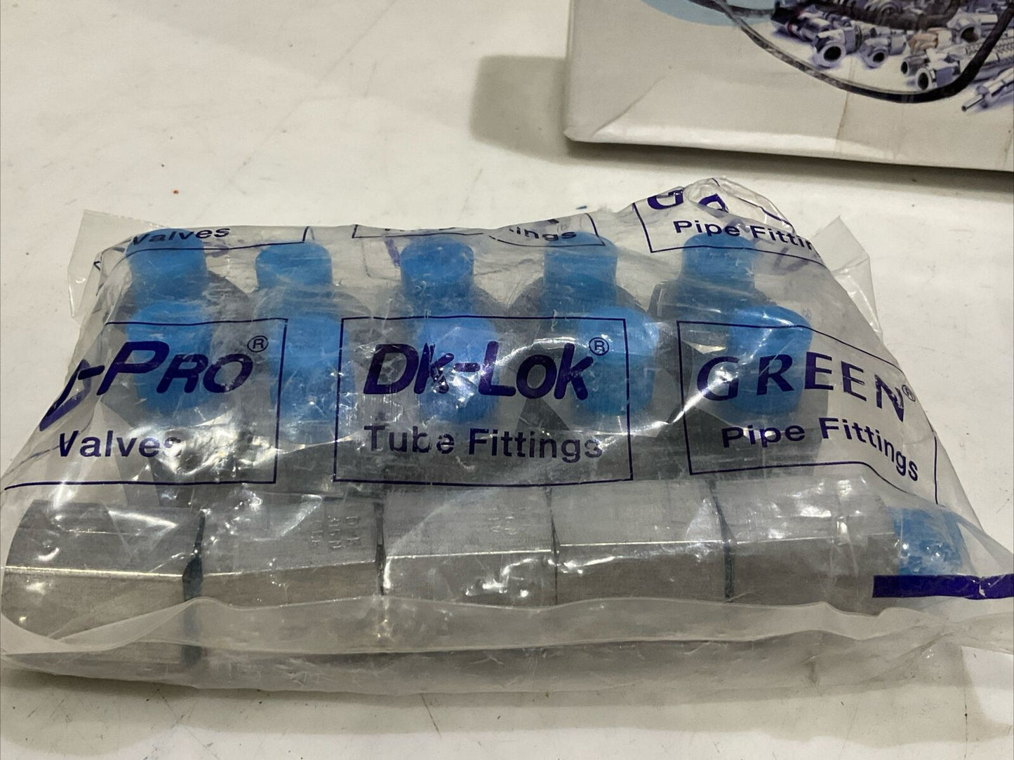 DK-LOK GABMF4-8N-S REDUCING ADAPTER NPT 1/4 NPT SS316 LOT OF 34 G7T