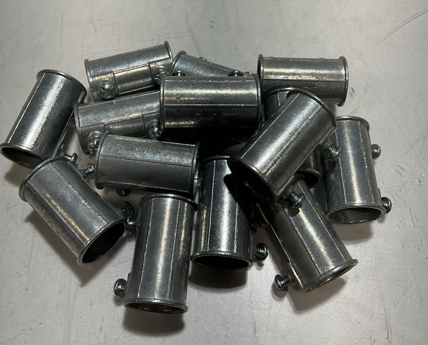 ARLINGTON IND 811 COUPLINGS CONCRETE - TIGHT ZINC DIE CAST LOT OF 31 U3S