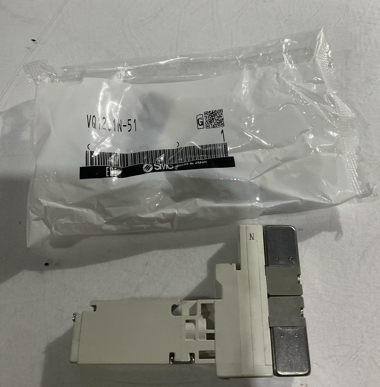 SMC VQ1201N-51 PNEUMATIC SOLENOID VALVE LOT OF 2 U3S