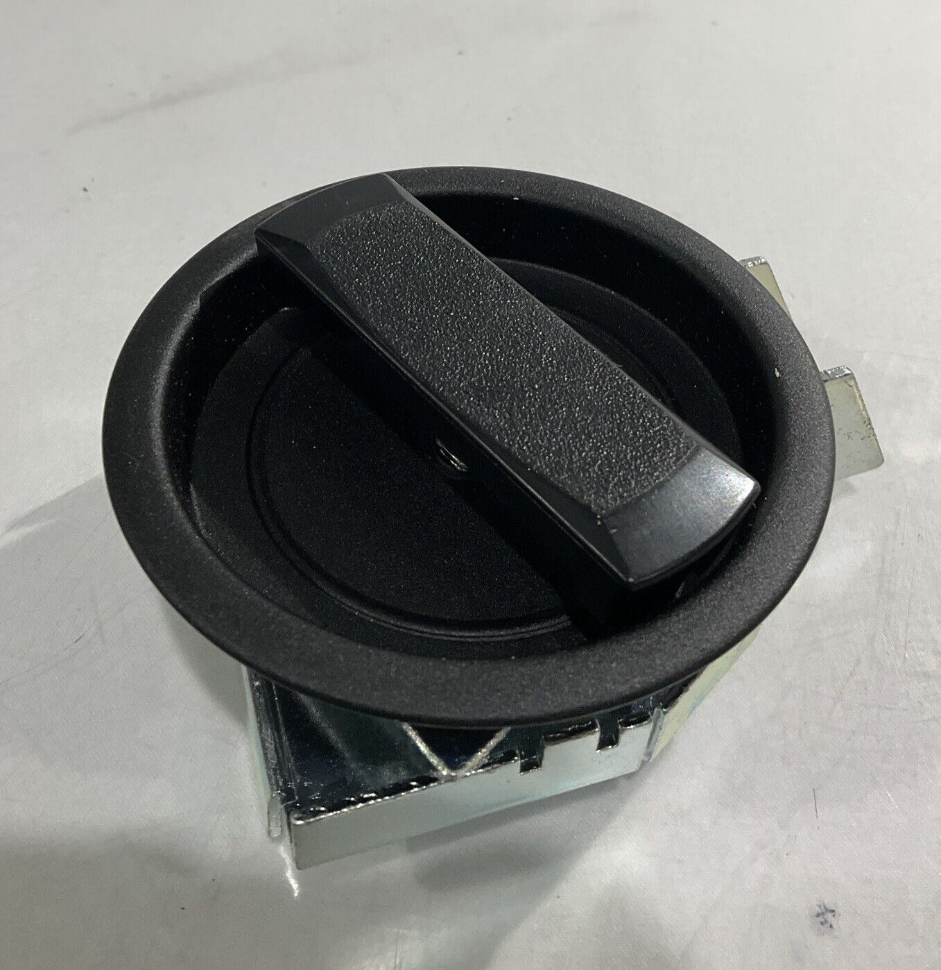 SOUTHCO CC17-K0D0153 LATCH FLUSHCUP MIDSIZE PERPENDICULAR BLK U3S