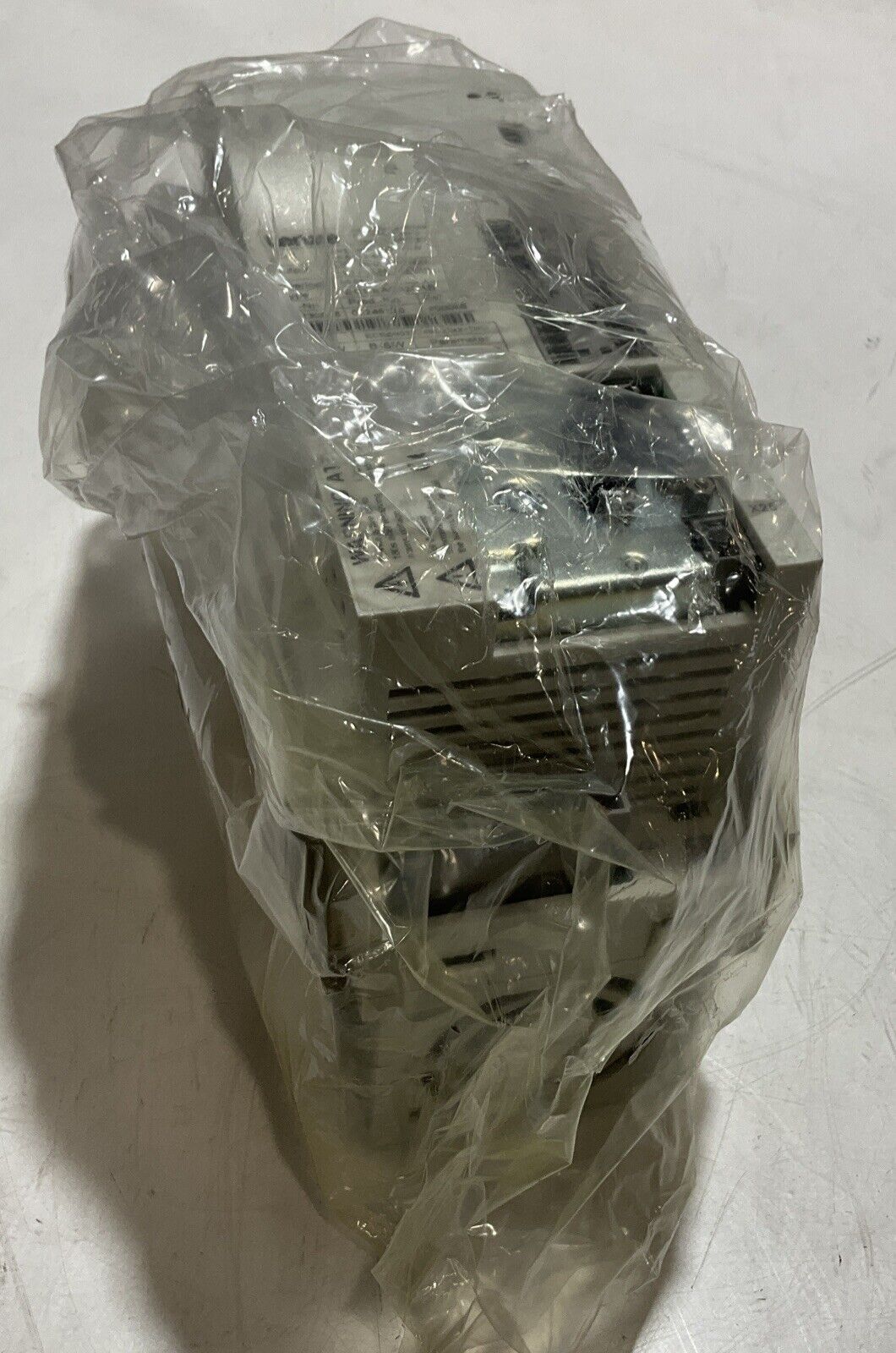 LENZE  ECSEA032C4B  SERVO AXIS MODULE  2/PE-DC 0.565V/675U 12.7/102A O.600HZ U3S