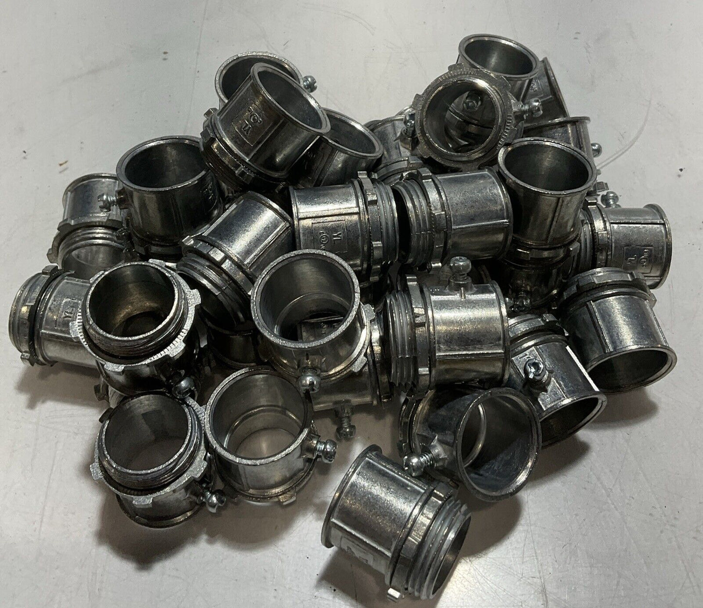 TOPAZ 633 EMT CONNECTOR SET SCREW TYPE ZINC LOT OF 38 U3S