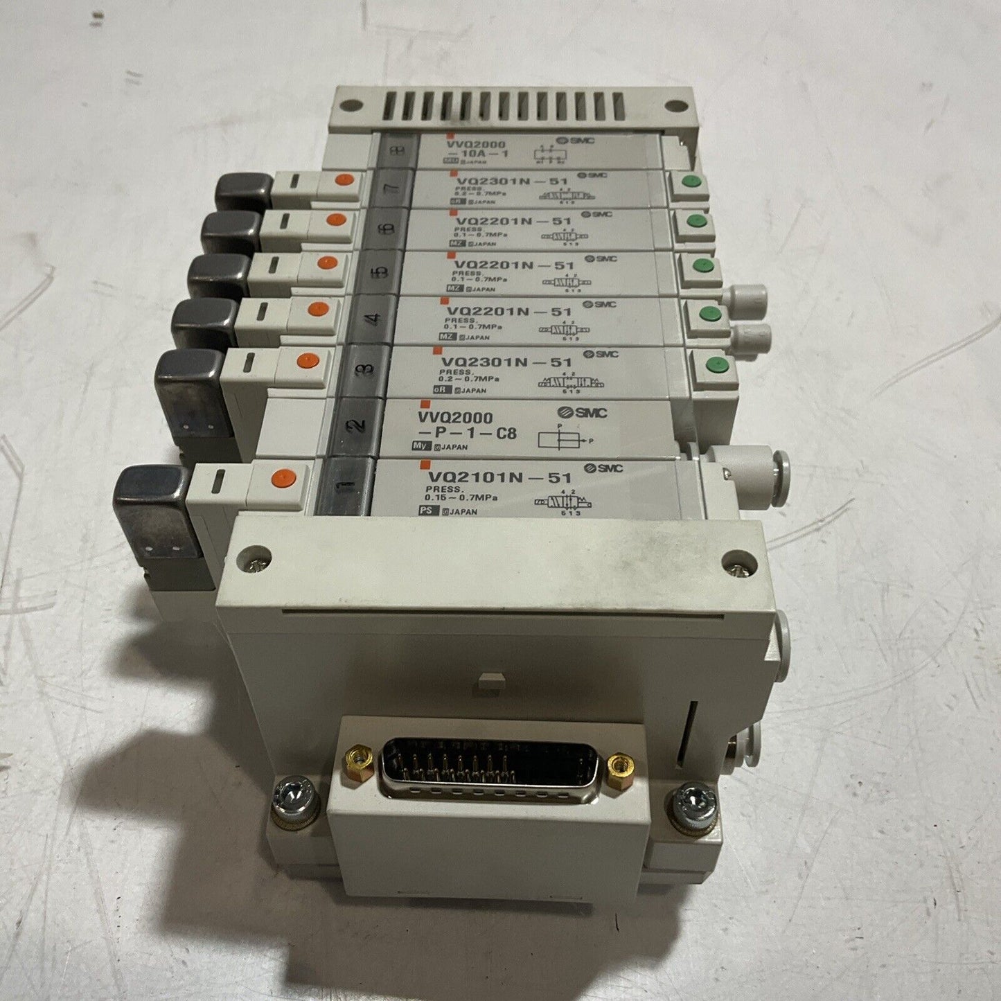 SMC VV5Q21-08 VQ2301N-51 PNEUMATIC VALVE MANIFOLD ASSEMBLY 8 STATION U3S