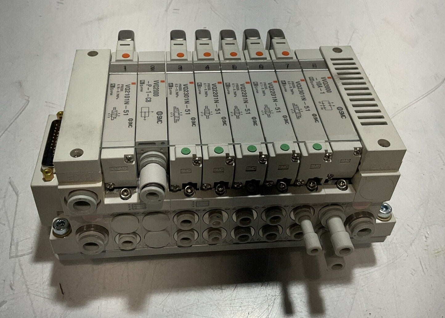 SMC VV5Q21-08 VQ2301N-51 PNEUMATIC VALVE MANIFOLD ASSEMBLY 8 STATION U3S