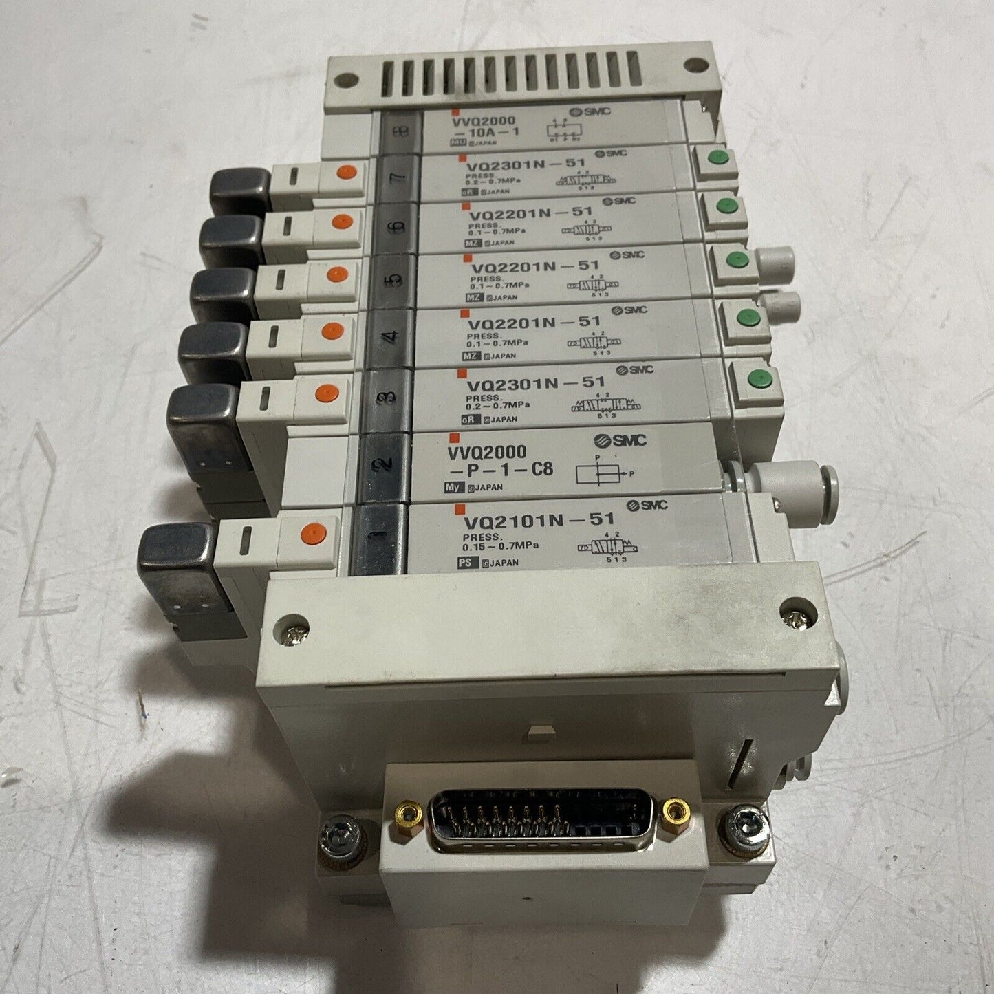 SMC VV5Q21-08 VQ2301N-51 PNEUMATIC VALVE MANIFOLD ASSEMBLY 8 STATION U3S