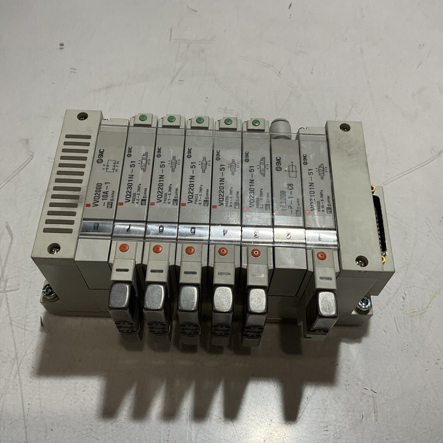 SMC VV5Q21-08 VQ2301N-51 PNEUMATIC VALVE MANIFOLD ASSEMBLY 8 STATION U3S
