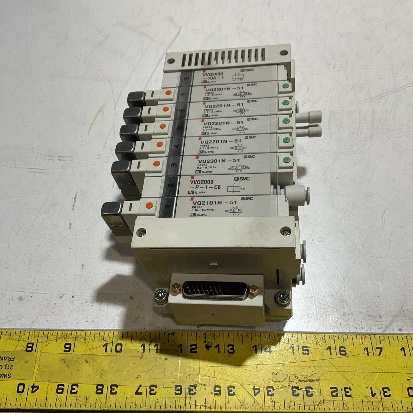 SMC VV5Q21-08 VQ2301N-51 PNEUMATIC VALVE MANIFOLD ASSEMBLY 8 STATION U3S