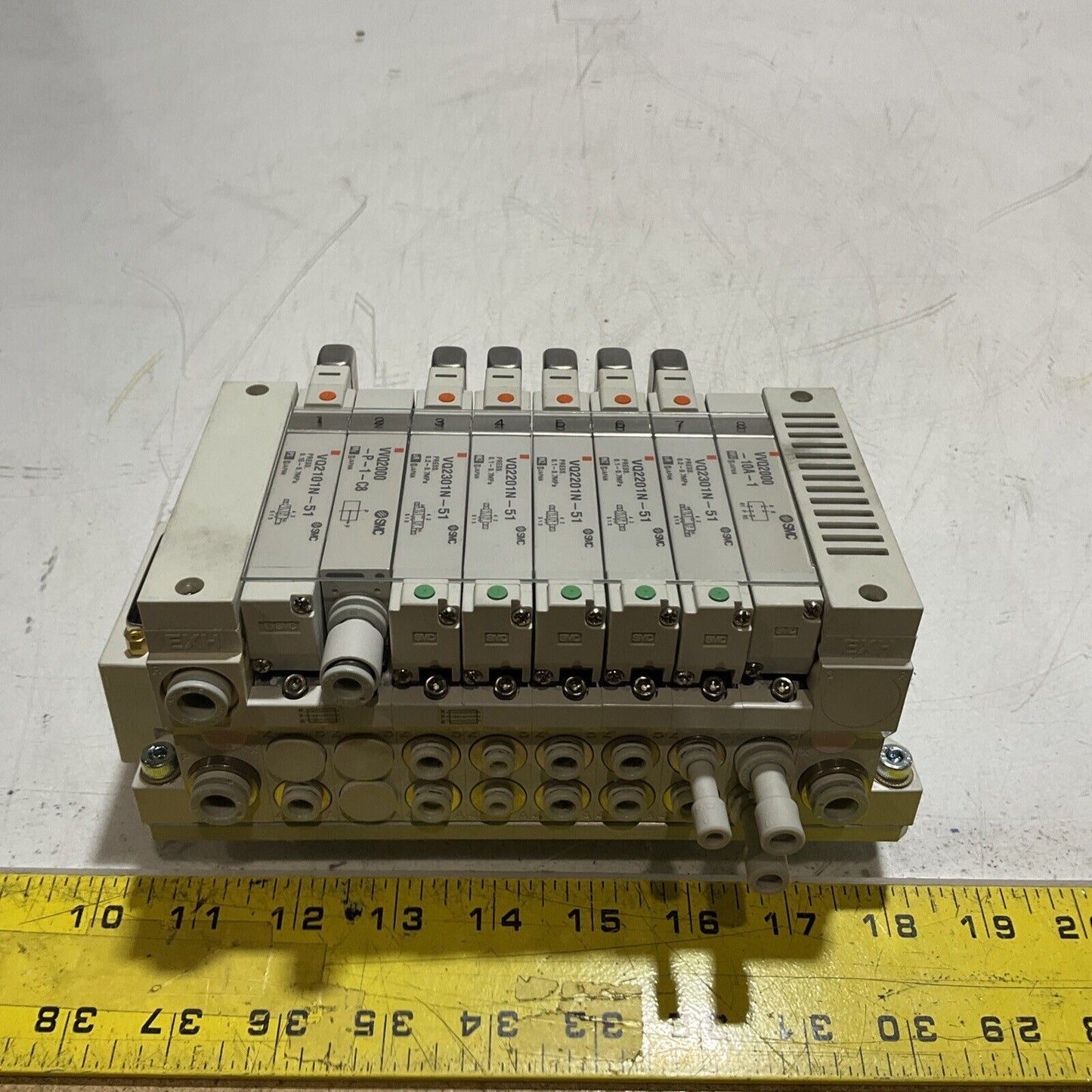 SMC VV5Q21-08 VQ2301N-51 PNEUMATIC VALVE MANIFOLD ASSEMBLY 8 STATION U3S
