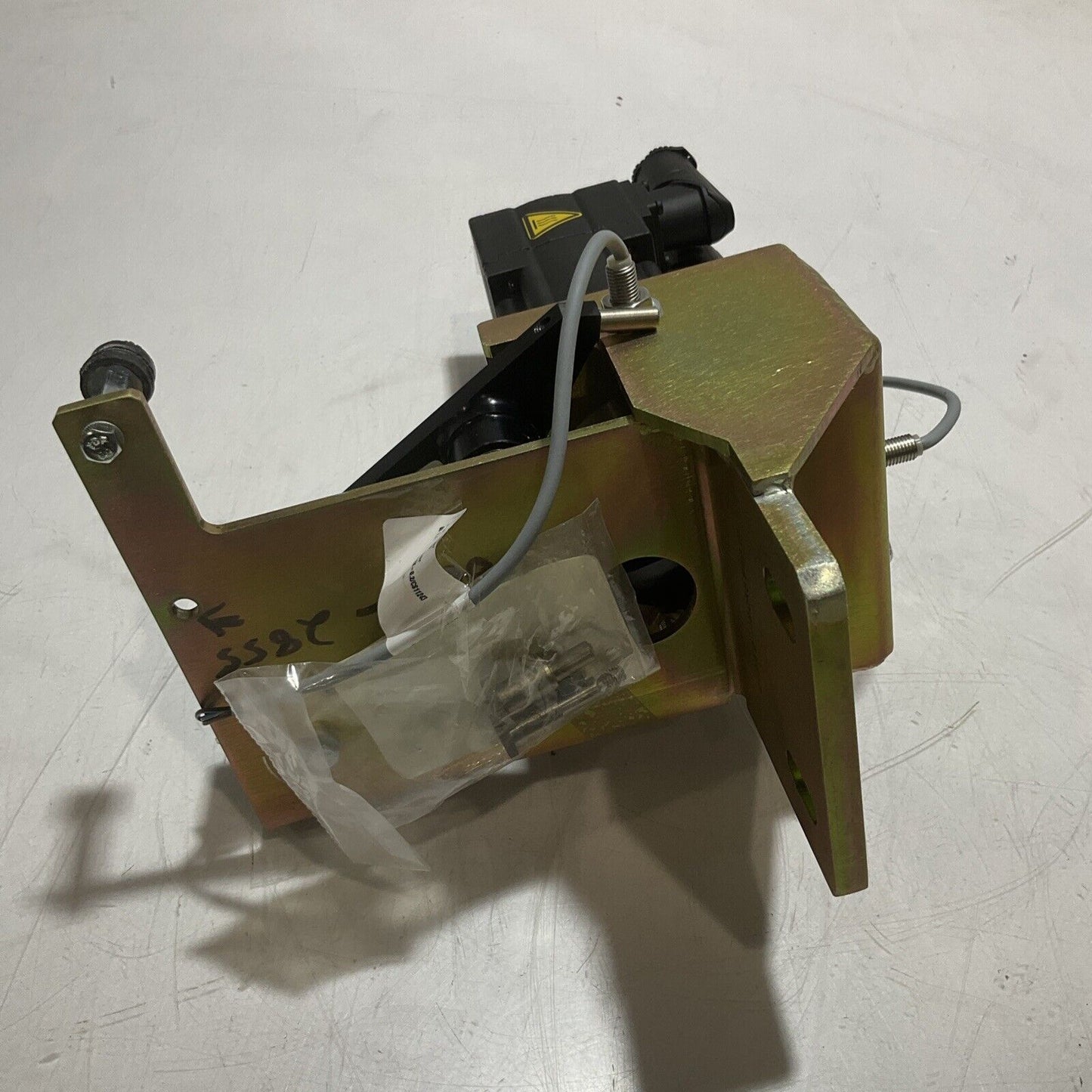 LENZE MCS06F41LRS0B0-B11N-ST5S00N-R2SUST.STARR MOTOR U3S