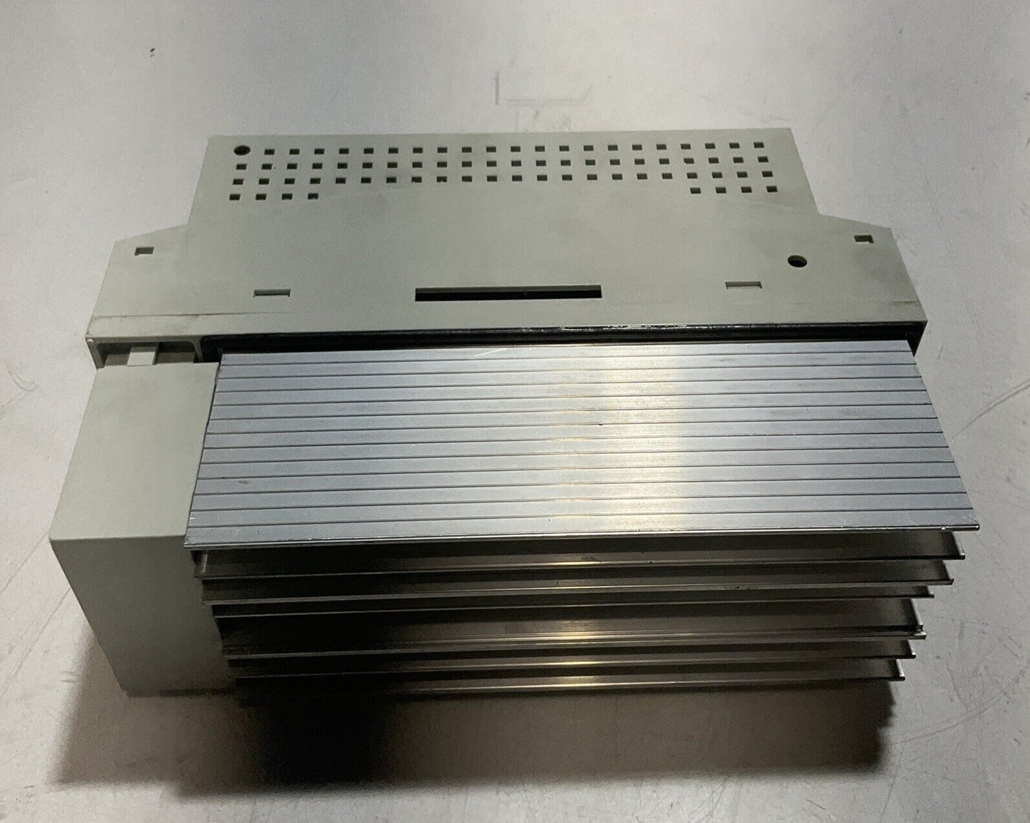 LENZE ECSEA008C4B SERVO DRIVE VARIABLE FREQUENCY MOTOR CONTROLLER INVERTER U3S