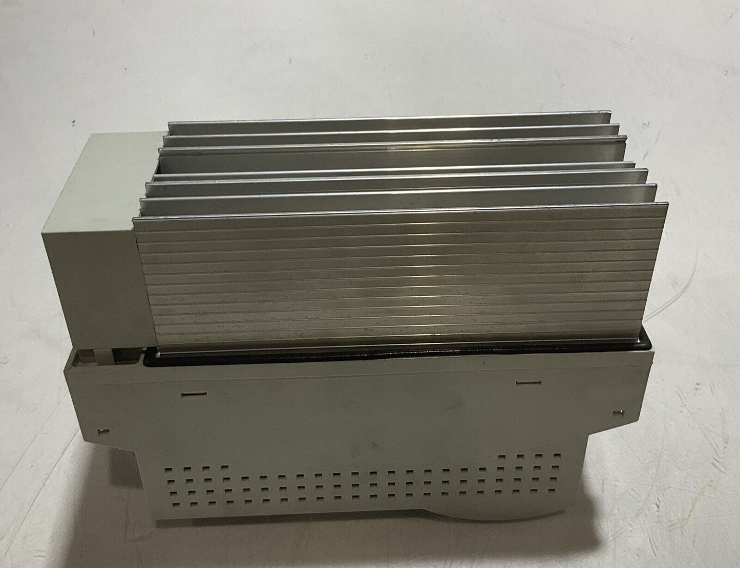 LENZE ECSEA008C4B SERVO DRIVE VARIABLE FREQUENCY MOTOR CONTROLLER INVERTER U3S